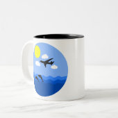 Flugzeug mit Delphinen über Wasser Zweifarbige Tasse (Vorderseite Links)