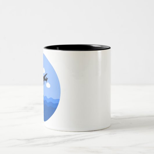 Flugzeug mit Delphinen über Wasser Zweifarbige Tasse (Mittel)