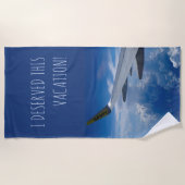 Flugzeug oberhalb der Wolken (anpassbar) Strandtuch (Vorderseite)