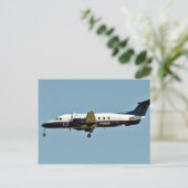 Flugzeug rauscht durch den Himmel Postkarte (Stehend Vorderseite)