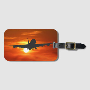 Flugzeug-Silhouette gegen Sonnenuntergang auf Gepäckanhänger