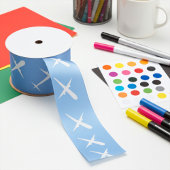 Flugzeug steigt steil in Formation auf Sky Blue Satinband