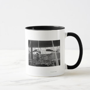 Flugzeug von Wright Brothers mit Pilot und Tasse