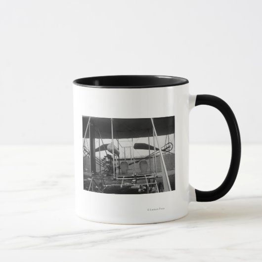 Flugzeug von Wright Brothers mit Pilot und Tasse (Rechts)