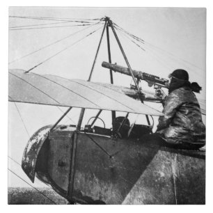 Flugzeugartillerist während des Kampfes des Fliese