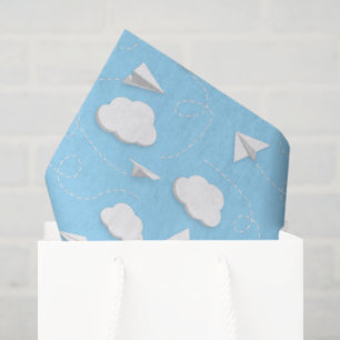 Flugzeuge aus fliegendem Papier knurren Wolken