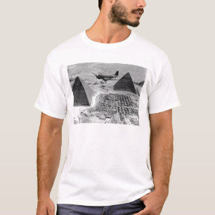 Flugzeuge des Zweiten Weltkriegs, die über Pyrami T-Shirt