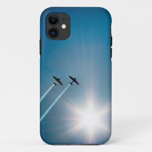 Flugzeuge, die mit der Sonne auf blauem Himmel fli iPhone 11 Hülle