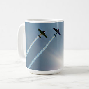 Flugzeuge, die mit der Sonne auf blauem Himmel fli Kaffeetasse