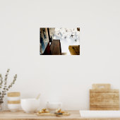 Flugzeuge, die über Gebäude fliegen Poster (Küche)