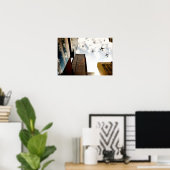 Flugzeuge, die über Gebäude fliegen Poster (Heimbüro)