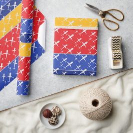 Flugzeuge fliegen in Rot Blau und Gelb Geschenkpapier