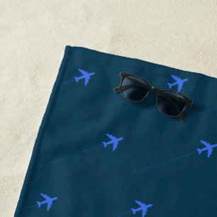 Flugzeuge zeichnen blaues Strandtuch für den Pilot