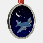 Flugzeugfliegen nachts mit Mond u. Sternen. Pilot Silbernes Ornament (Rechts)