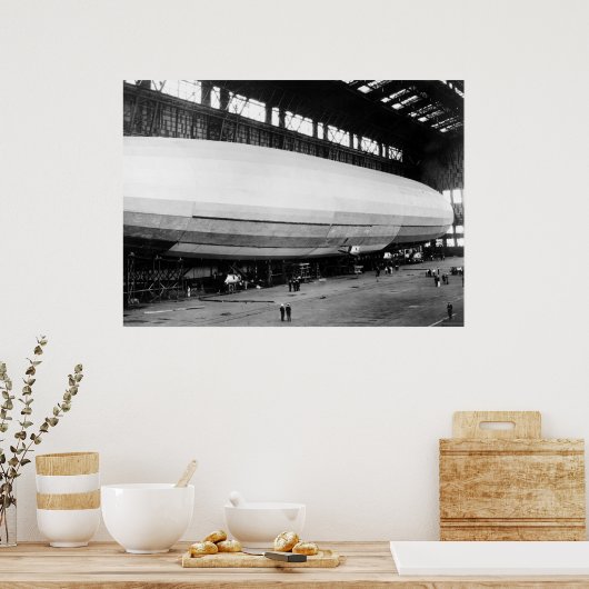 Flugzeuggarage in den 20er Jahren Poster (Küche)