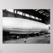 Flugzeuggarage in den 20er Jahren Poster (Vorne)