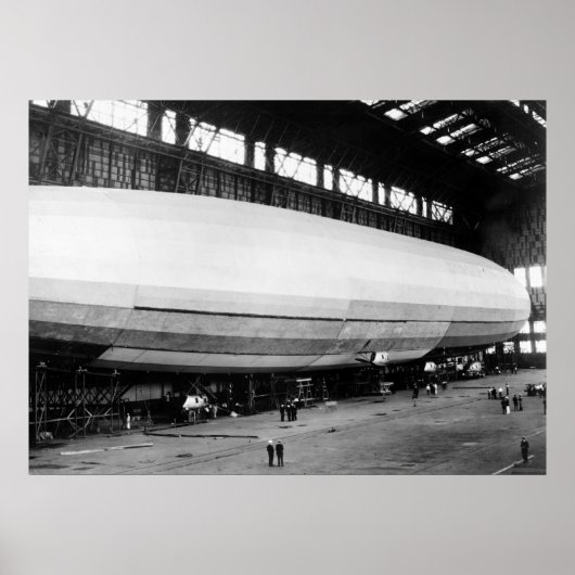 Flugzeuggarage in den 20er Jahren Poster (Vorne)