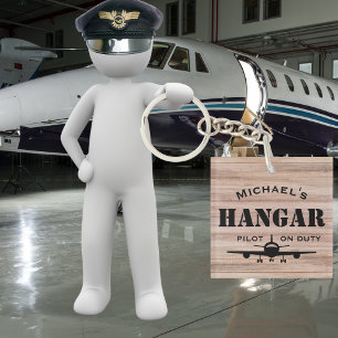 Flugzeughangar & Pilot im Dienst Personalisiertes  Schlüsselanhänger