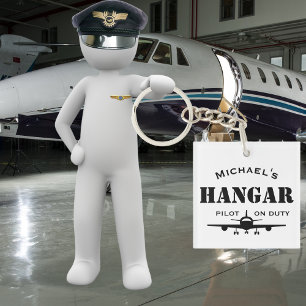 Flugzeughangar und Pilot im Dienst Personalisierte Schlüsselanhänger