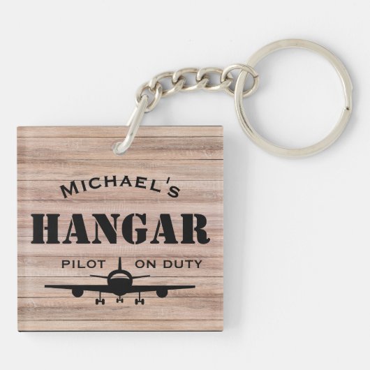 Flugzeughangar und Pilot Personalisiertes Geschenk Schlüsselanhänger (Rückseite)