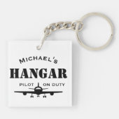 Flugzeughangar und Pilot Personalisiertes Geschenk Schlüsselanhänger (Rückseite)