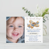 Flugzeugspielzeug 1. Geburtstag mit Ihrem Foto Einladung (Stehend Vorderseite)