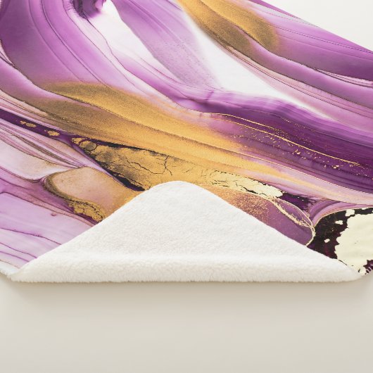 Fluid Art, lila goldmarmorierte Textur. Sherpadecke (3/4)