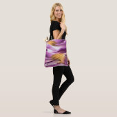 Fluid Art, lila goldmarmorierte Textur. Tasche (Am Model)