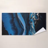 Fluid Art. Liquid Metallic Gold in abstrakt blau w Badehandtuch (Badehandtuch)