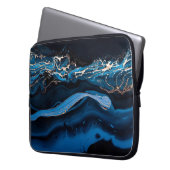 Fluid Art. Liquid Metallic Gold in abstrakt blau w Laptopschutzhülle (Vorderseite Links)