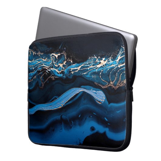 Fluid Art. Liquid Metallic Gold in abstrakt blau w Laptopschutzhülle (Vorderseite Links)