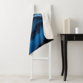 Fluid Art. Liquid Metallic Gold in abstrakt blau w Sherpadecke (Beispiel)