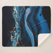 Fluid Art. Liquid Metallic Gold in abstrakt blau w Sherpadecke (Vorderseite (Horizontal))