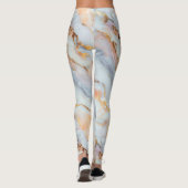 Fluid Marble-Muster mit Pfirsich, Grau und Gold Leggings (Rückseite)