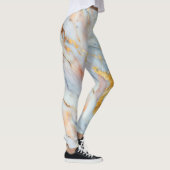 Fluid Marble-Muster mit Pfirsich, Grau und Gold Leggings (Rechts)