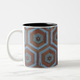 Fluid Symmetry: Erforschung abstrakter Designs im Zweifarbige Tasse