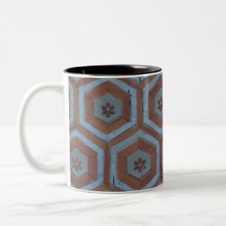 Fluid Symmetry: Erforschung abstrakter Designs im Zweifarbige Tasse