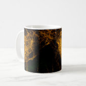 Fluide goldene Farbpartikel, die schön mit Kaffeetasse (Vorderseite Links)