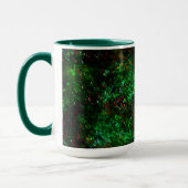 Fluktuation von dunklen Flecken auf leuchtend grün Tasse (Links)