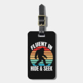 Fluor in Hide und Seek Funny Bigfoot Gepäckanhänger (Vorderseite vertikal)