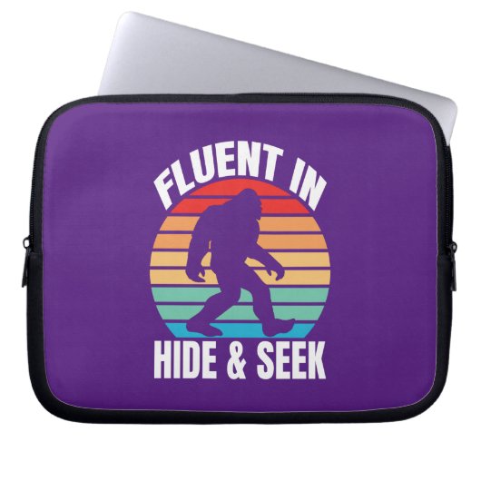 Fluor in Hide und Seek Funny Bigfoot Laptopschutzhülle (Vorderseite)