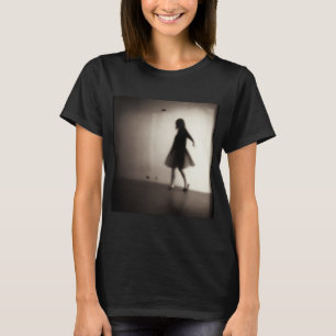 Flur, wo Schatten tanzt T-Shirt