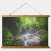 Fluss, der durch den bezauberten grünen Wald fließ Wandteppich Mit Holzrahmen (Vorne)