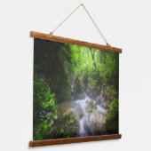 Fluss, der durch den bezauberten grünen Wald fließ Wandteppich Mit Holzrahmen (Gewinkelt)