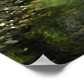 Fluss, der durch Wälder fließt. Poster (Ecke)