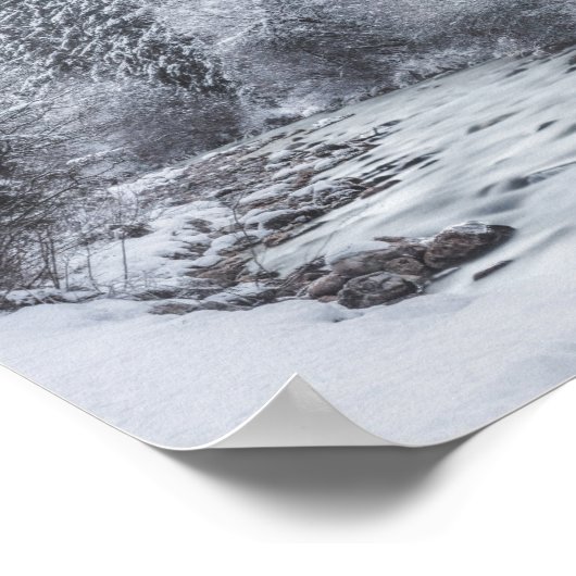 Fluss durch den Winterwald Mojstrana Poster (Ecke)