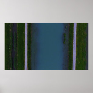 Fluss entlang der Straße Poster