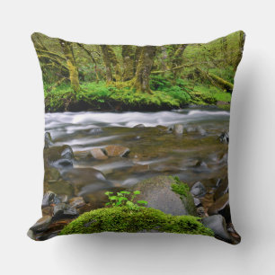 Fluss im grünen Wald, Oregon Kissen