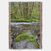 Fluss in grünem Wald, Oregon Decke (Vorderseite Vertikal)