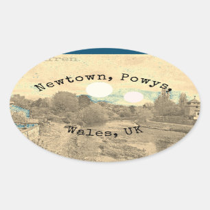 Fluss in Newtown, Powys, Wales mit beiden Sonnen Ovaler Aufkleber